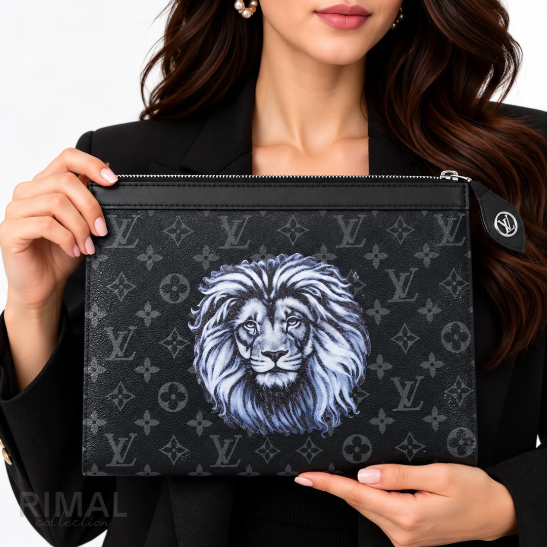 Louis Vuitton – Savane Lion Pochette Voyage