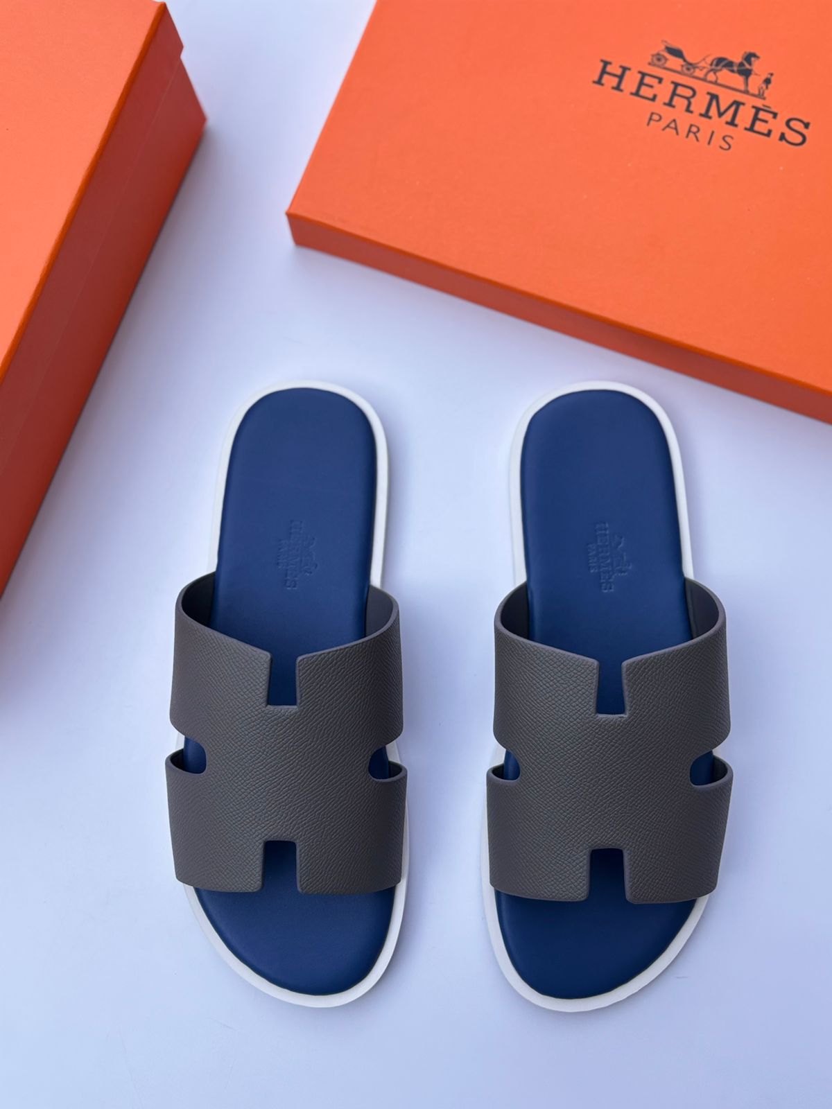 Hermès | Izmir Sandals – Noir – Product Image 1