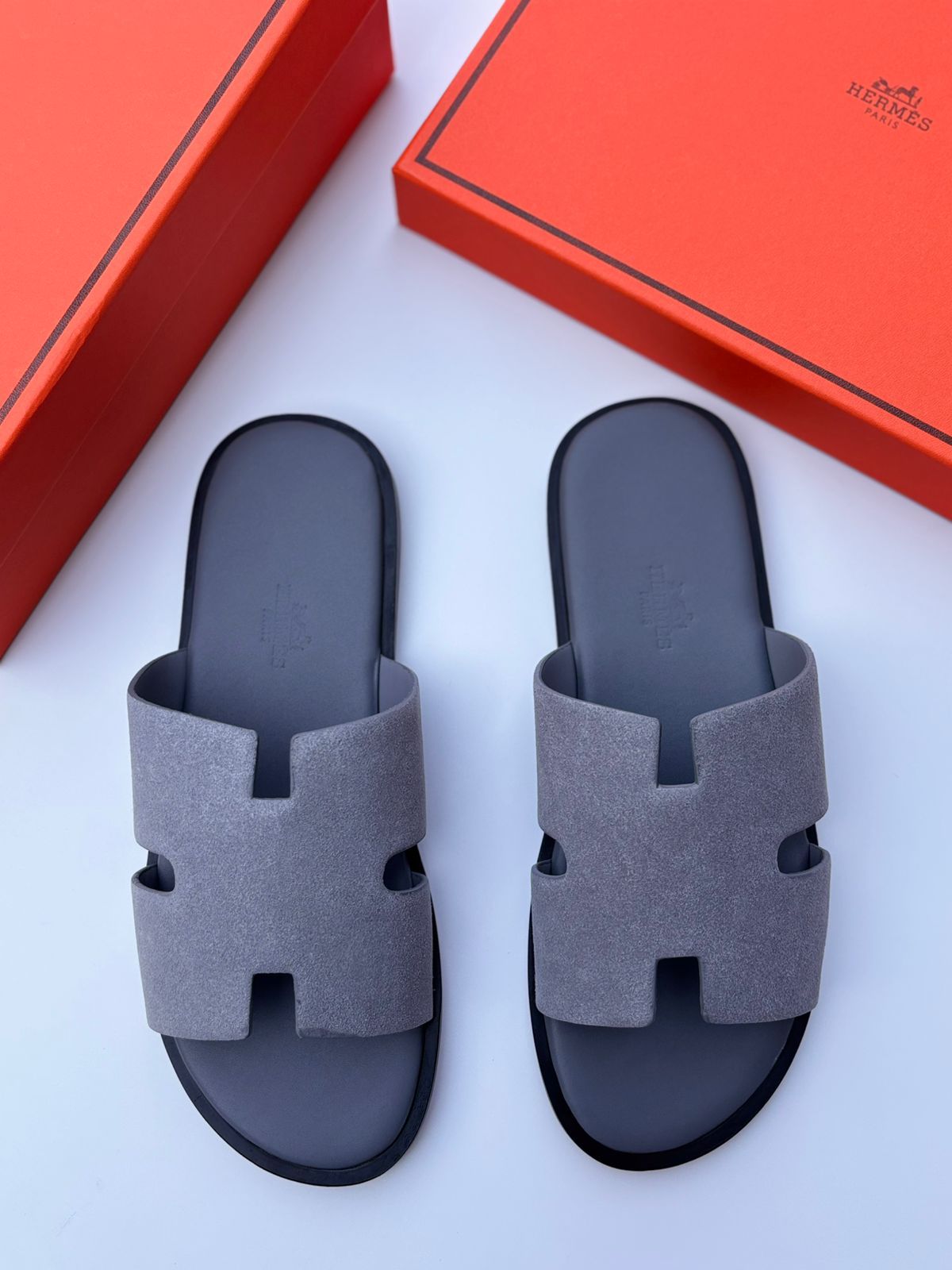 Hermès | Izmir Ocre Sandals – Noir – Product Image 1
