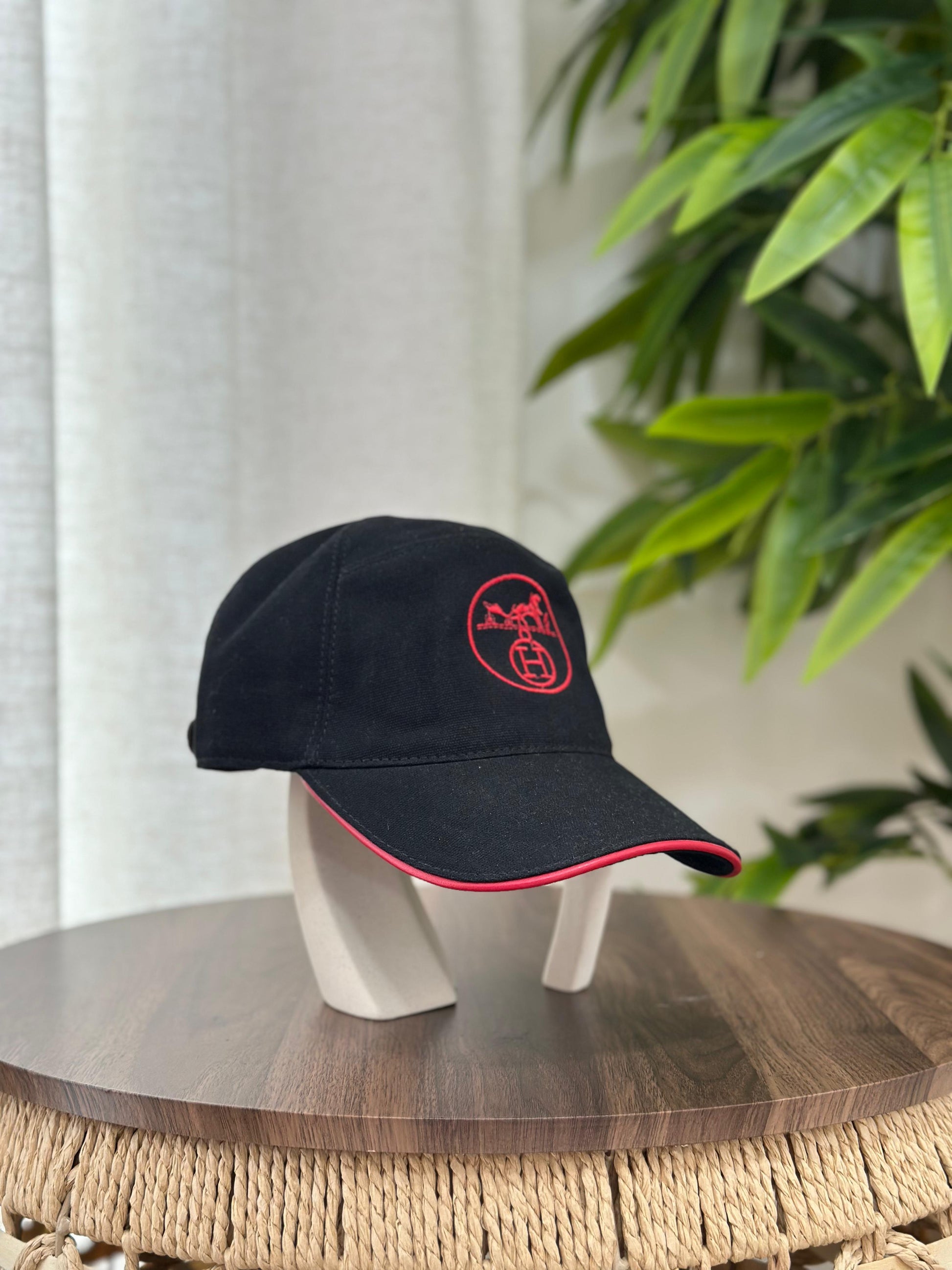 Hermès | Miles H Circle Cap – Noir – Product Image 1