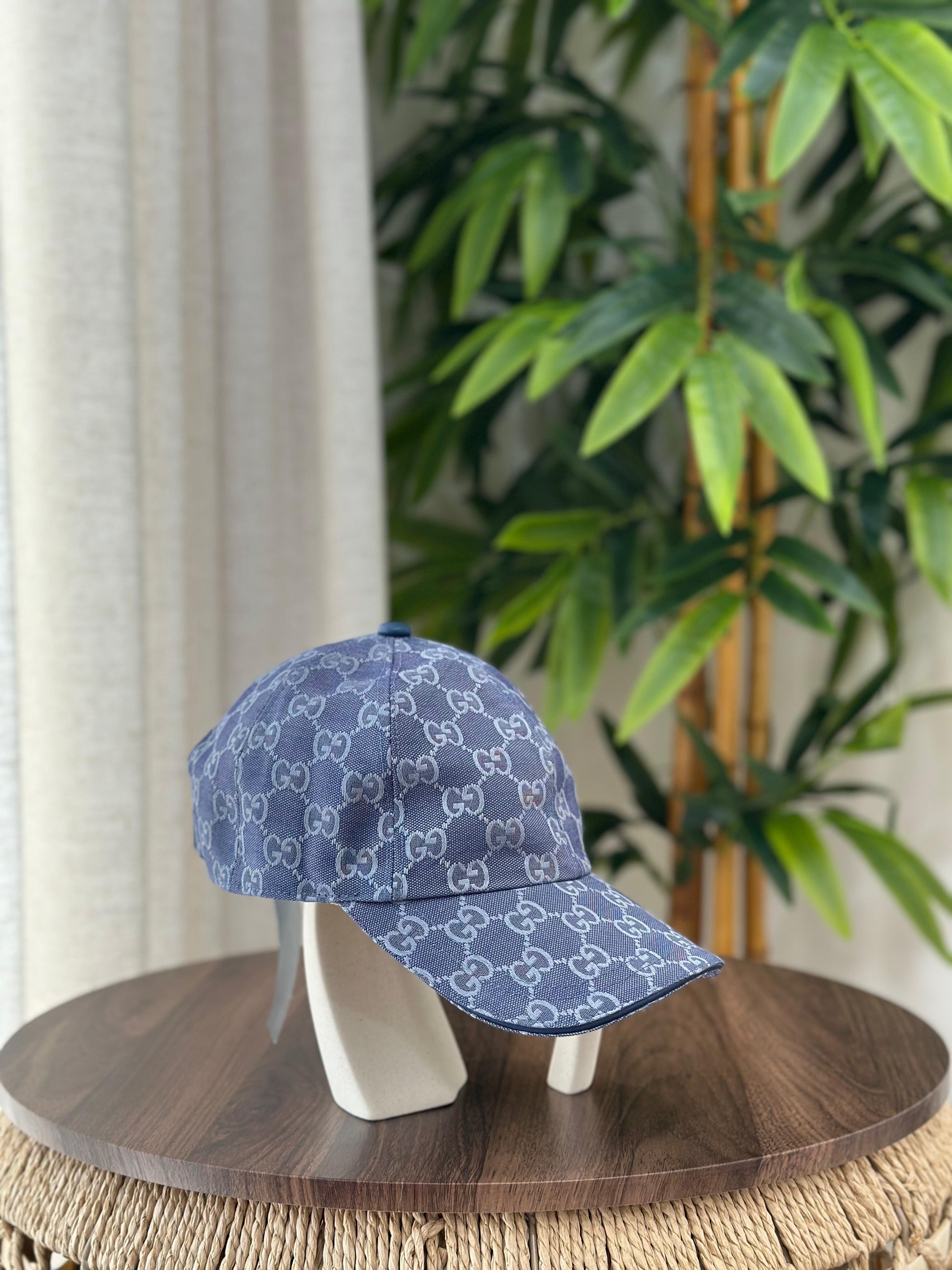 Gucci | Interlocking G Cotton Canvas Baseball Cap – White / Black – Product Image 1