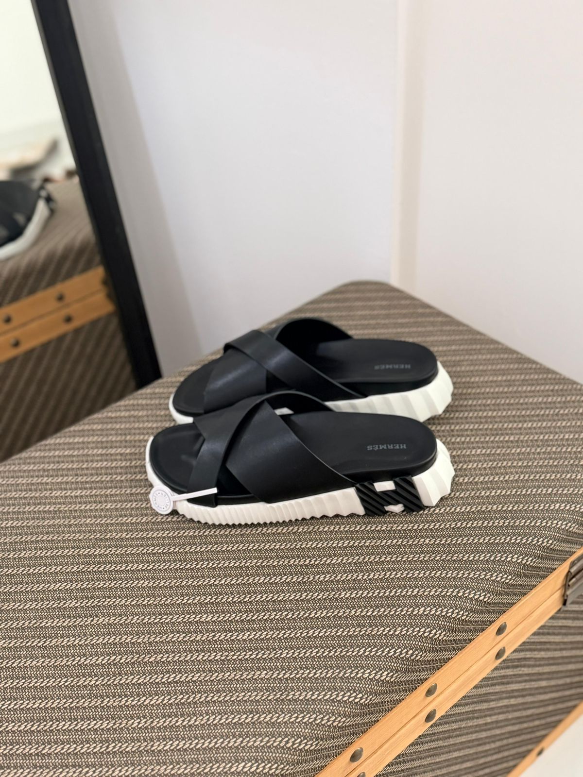 Hermès | Electro Blanc Sandals – Noir – Product Image 3