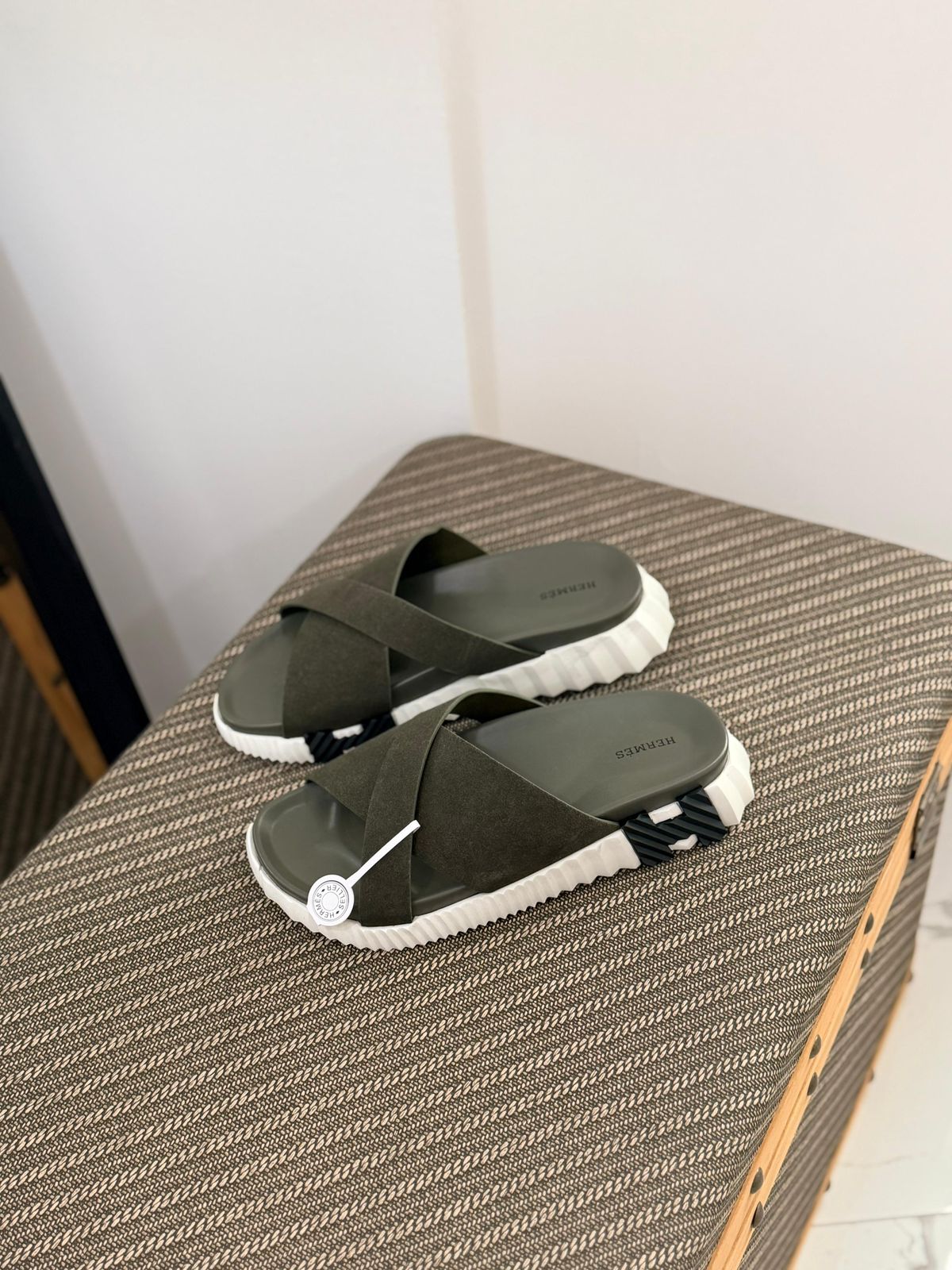 Hermès | Electro Blanc Sandals – Noir – Product Image 2