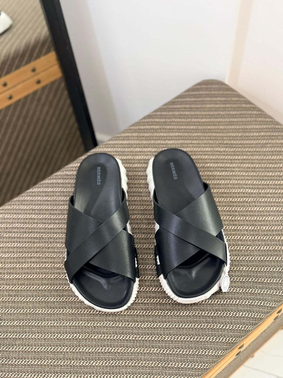Hermès | Electro Blanc Sandals – Noir – Product Image 2