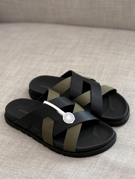 Hermès | Eric Sandals – Gold / Noir – Product Image 1