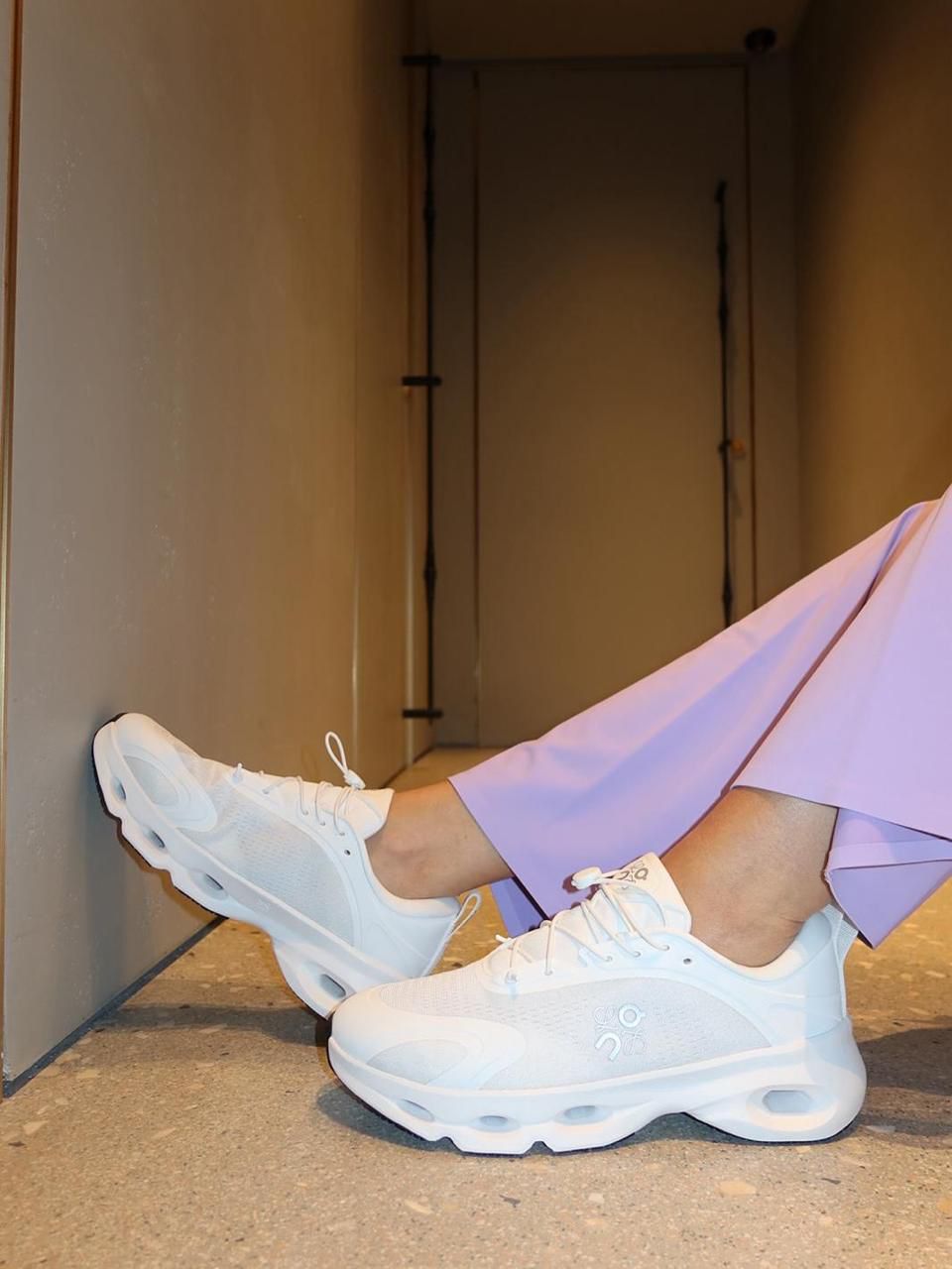On Cloud | Cloudsolo Loewe Sneakers – White / Light Grey – Product Image 2